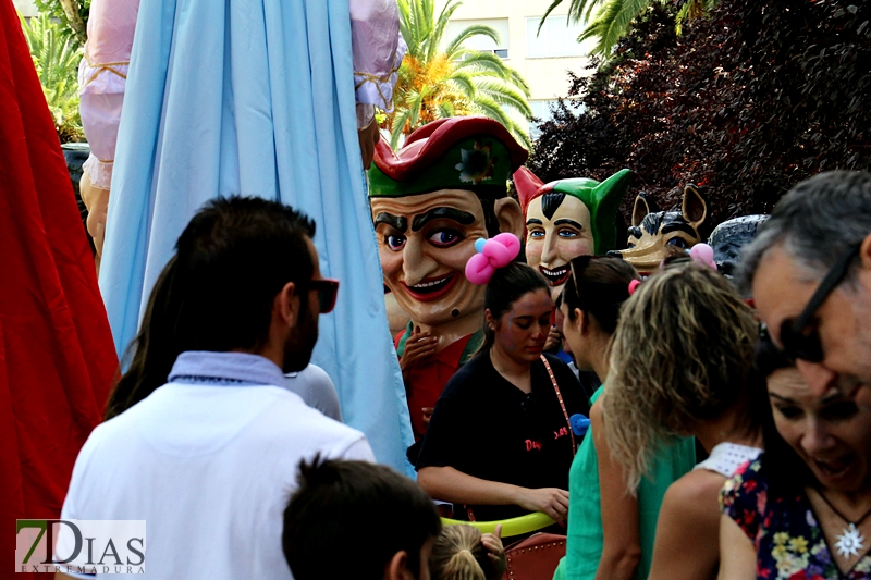 Los más pequeños disfrutan de los gigantes y cabezudos por San Juan