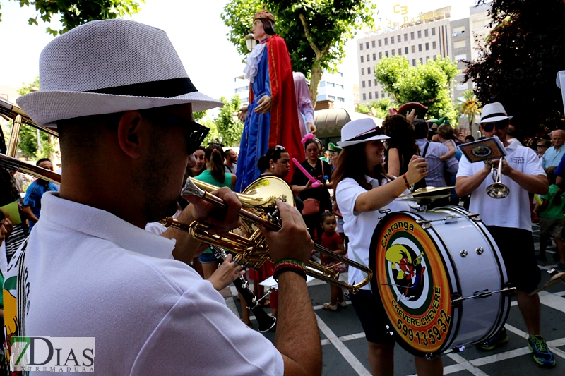 Los más pequeños disfrutan de los gigantes y cabezudos por San Juan