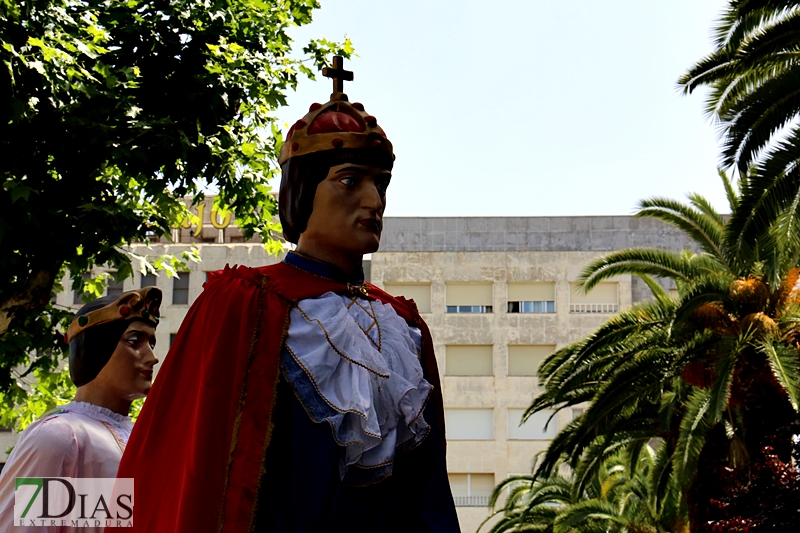 Los más pequeños disfrutan de los gigantes y cabezudos por San Juan