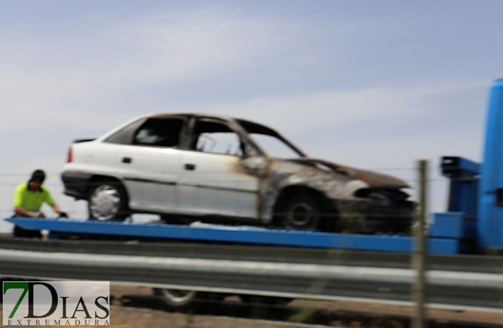 Sale ardiendo un coche en marcha en la frontera de Caya