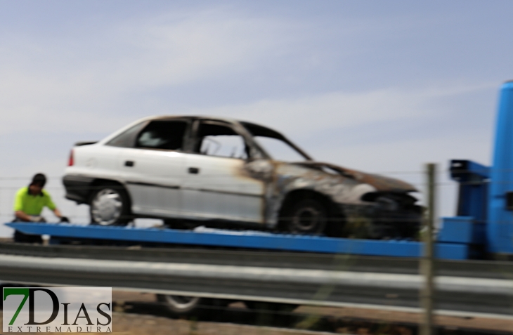 Sale ardiendo un coche en marcha en la frontera de Caya