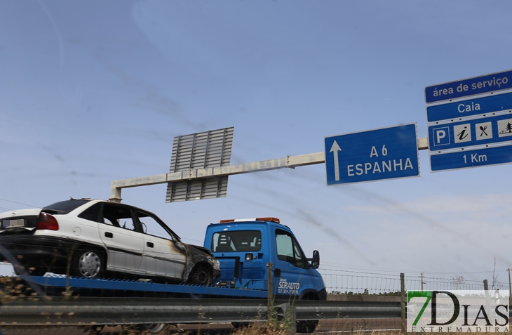 Sale ardiendo un coche en marcha en la frontera de Caya