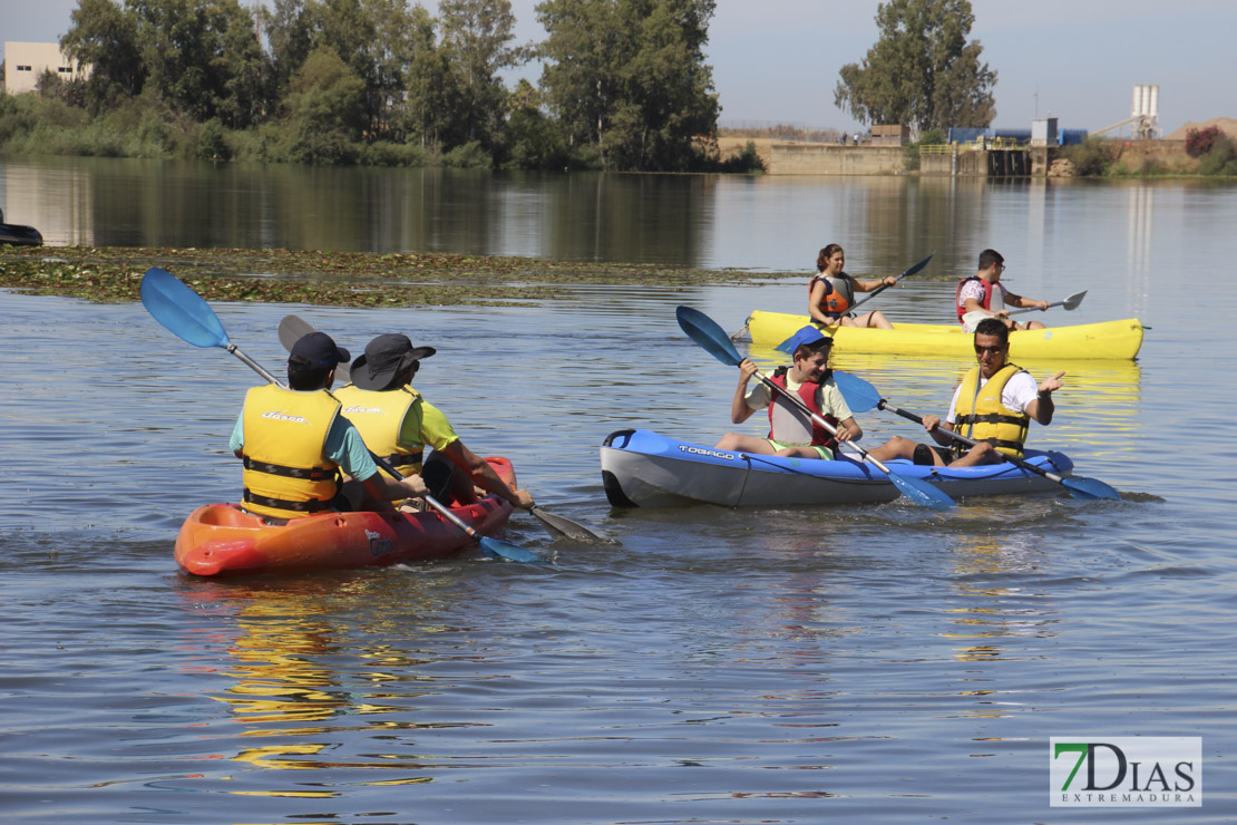 Los pacenses disfrutan del piragüismo en el Guadiana