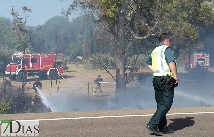 Arde una finca en la Urbanización Campomanes de Badajoz