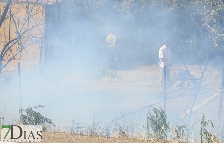 Arde una finca en la Urbanización Campomanes de Badajoz