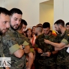 Imágenes de la emotiva despedida de los militares extremeños que parten hacia Letonia