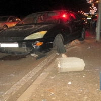 Una conductora ebria choca contra varios bolardos del recinto ferial