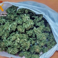 Dos jóvenes sorprendidos traficando con droga en la vía pública