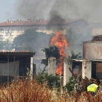 Policía Local y Bomberos evitan que una familia pierda su vivienda