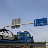 Sale ardiendo un coche en marcha en la frontera de Caya