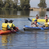 Los pacenses disfrutan del piragüismo en el Guadiana