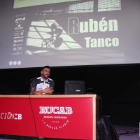 Rubén Tanco muestra su deporte a las chicas de la Women’s Cup