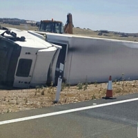 Vuelca un camión a las afueras de Cáceres