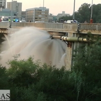 Operarios proceden a la reparación de la tubería del Puente Nuevo