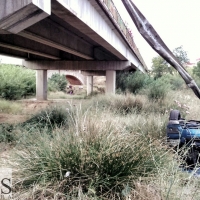 Se accidenta y cae por un puente en Tierra de Barros