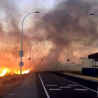 Un incendio de pastos pone en peligro una gasolinera en Mérida