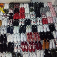 Detenidos con 117 pares de zapatillas falsificadas