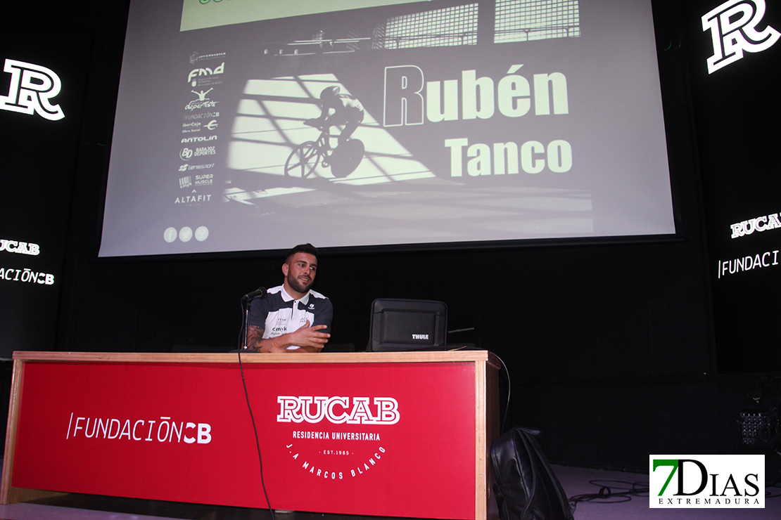 Rubén Tanco muestra su deporte a las chicas de la Women’s Cup