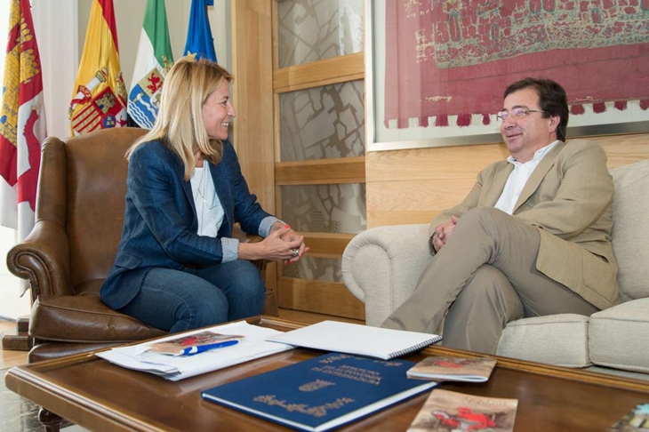 La alcaldesa de Cáceres se reúne con Fernández Vara