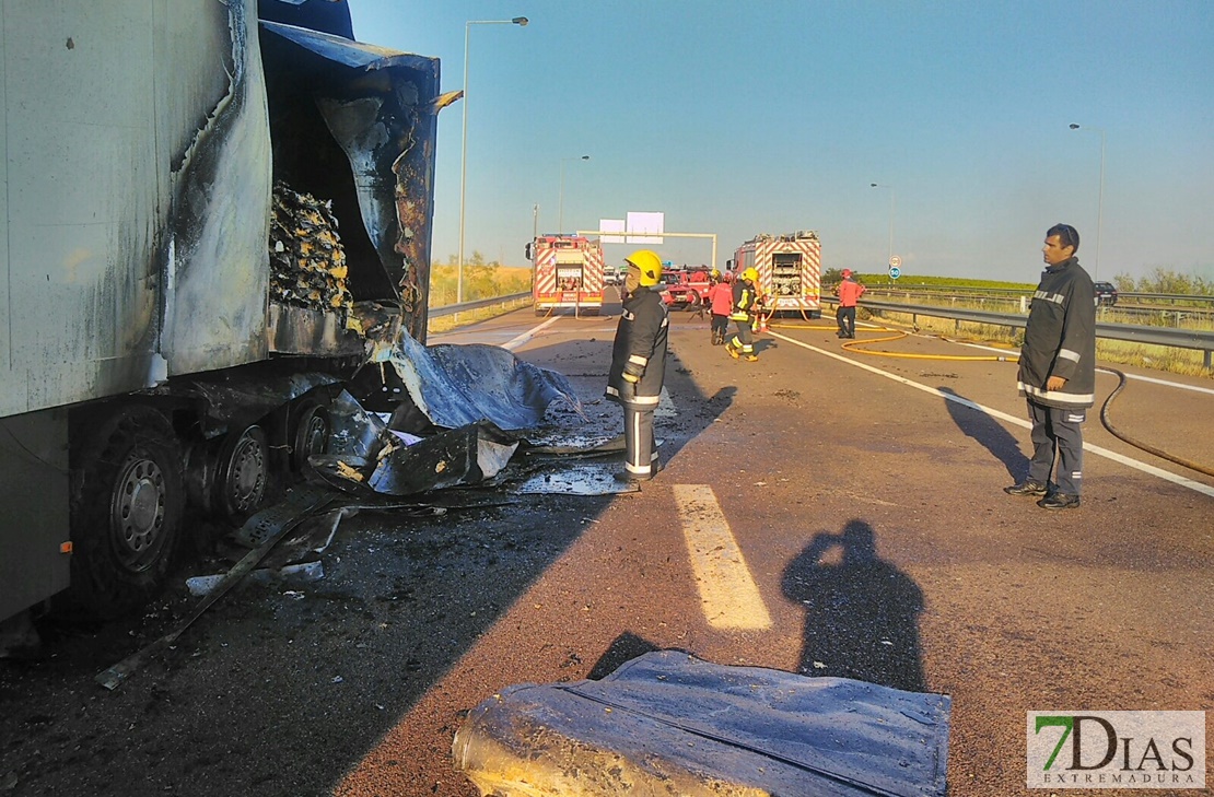 Se incendia un camión en la A-5 cerca de Caya