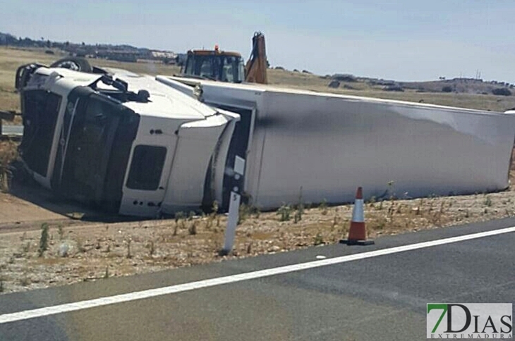 Vuelca un camión a las afueras de Cáceres