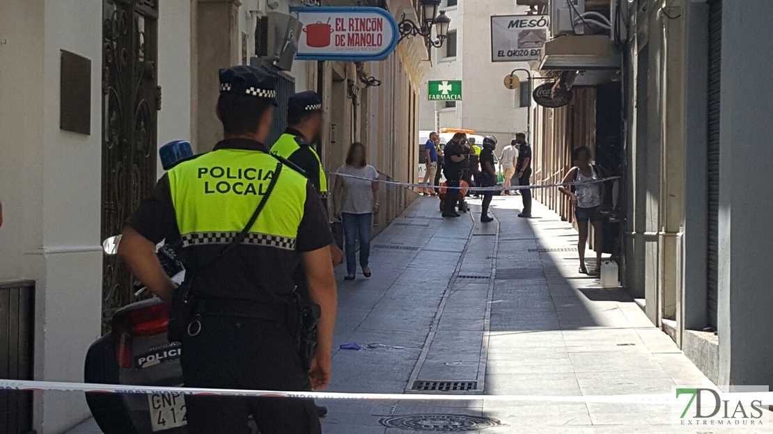 Un hombre se precipita de un segundo piso en Badajoz