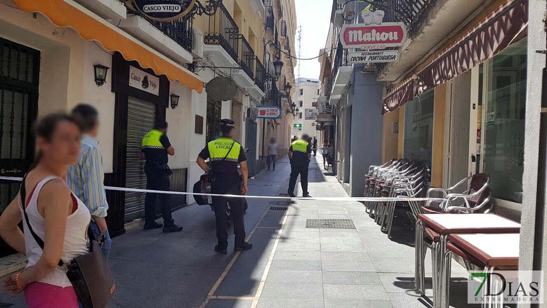 Un hombre se precipita de un segundo piso en Badajoz