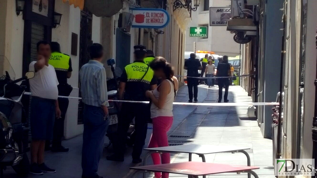 Un hombre se precipita de un segundo piso en Badajoz