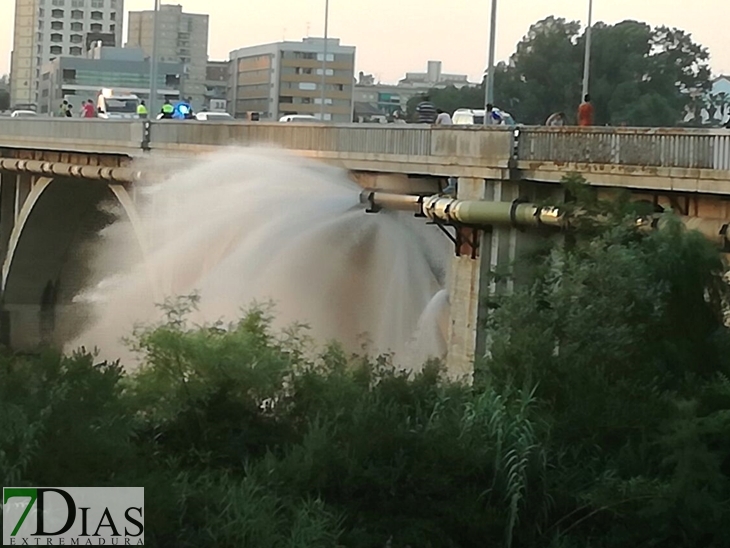 Operarios proceden a la reparación de la tubería del Puente Nuevo