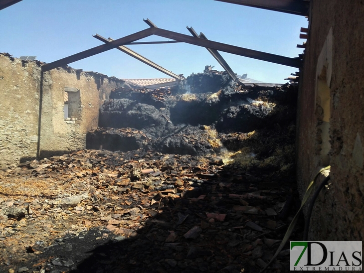 Arde una nave de 450 m2 en Deleitosa (Cáceres)