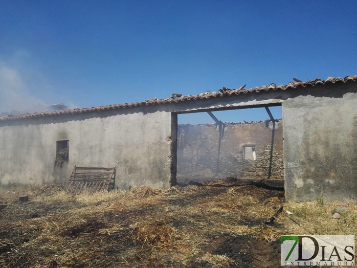 Arde una nave de 450 m2 en Deleitosa (Cáceres)