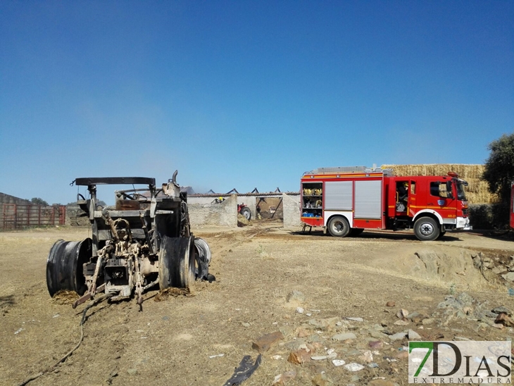 Arde una nave de 450 m2 en Deleitosa (Cáceres)