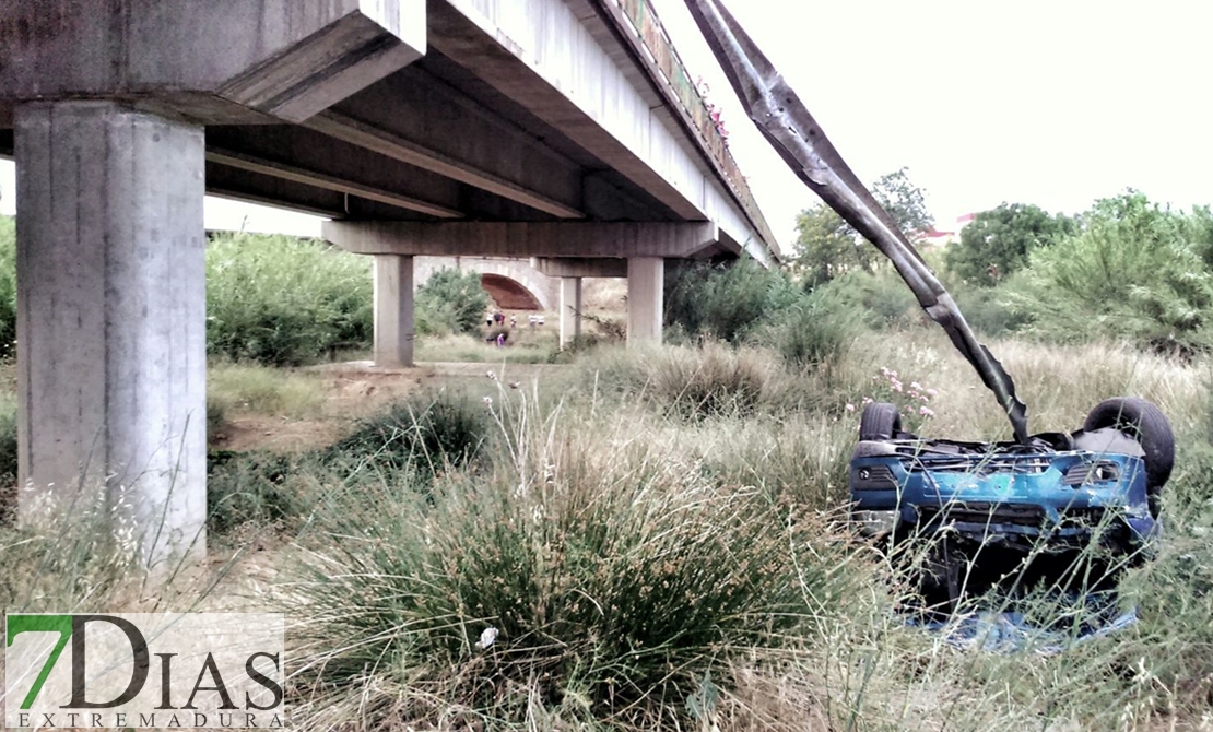 Se accidenta y cae por un puente en Tierra de Barros