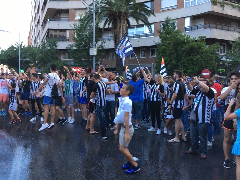 Los pacenses celebran el ascenso en la fuente