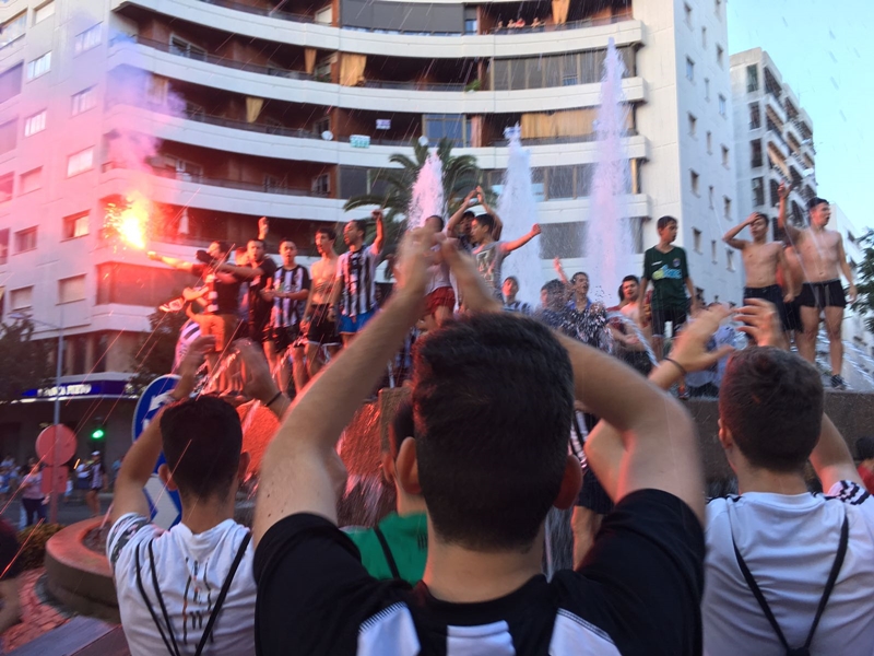 Los pacenses celebran el ascenso en la fuente