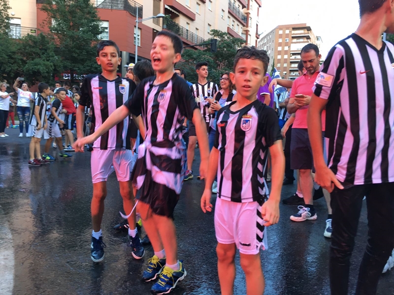 Los pacenses celebran el ascenso en la fuente