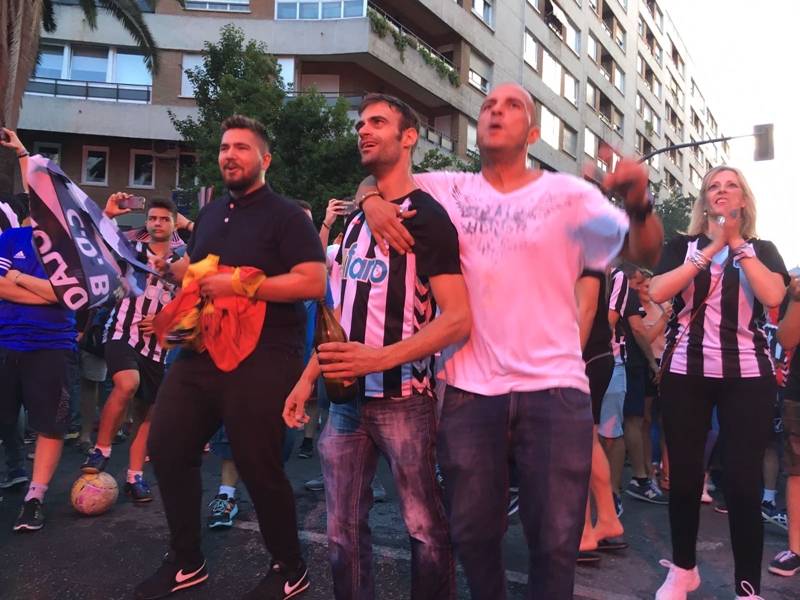 Los pacenses celebran el ascenso en la fuente