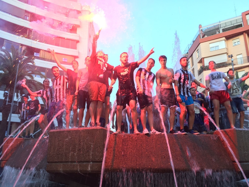 Los pacenses celebran el ascenso en la fuente