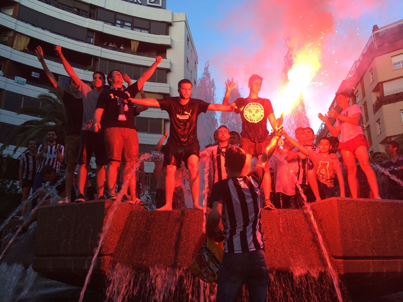 Los pacenses celebran el ascenso en la fuente