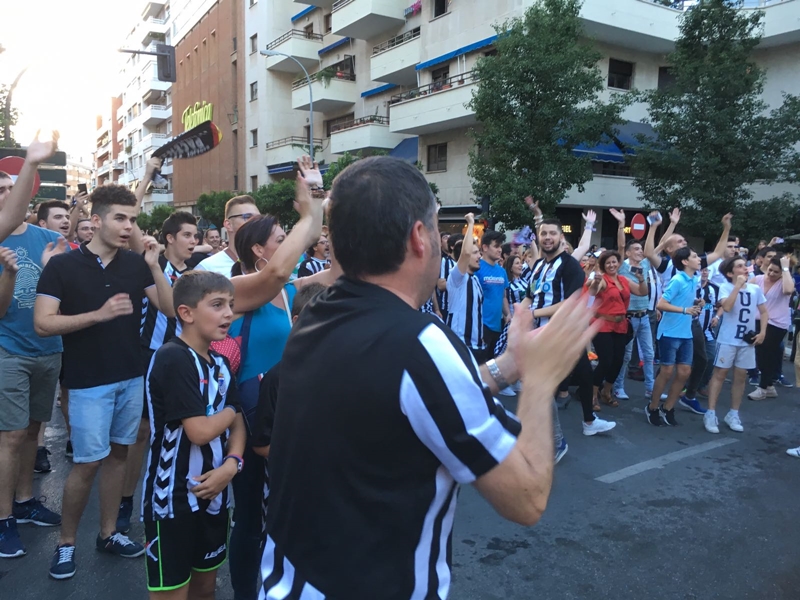 Los pacenses celebran el ascenso en la fuente