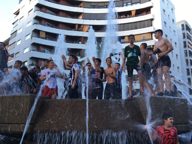 Los pacenses celebran el ascenso en la fuente