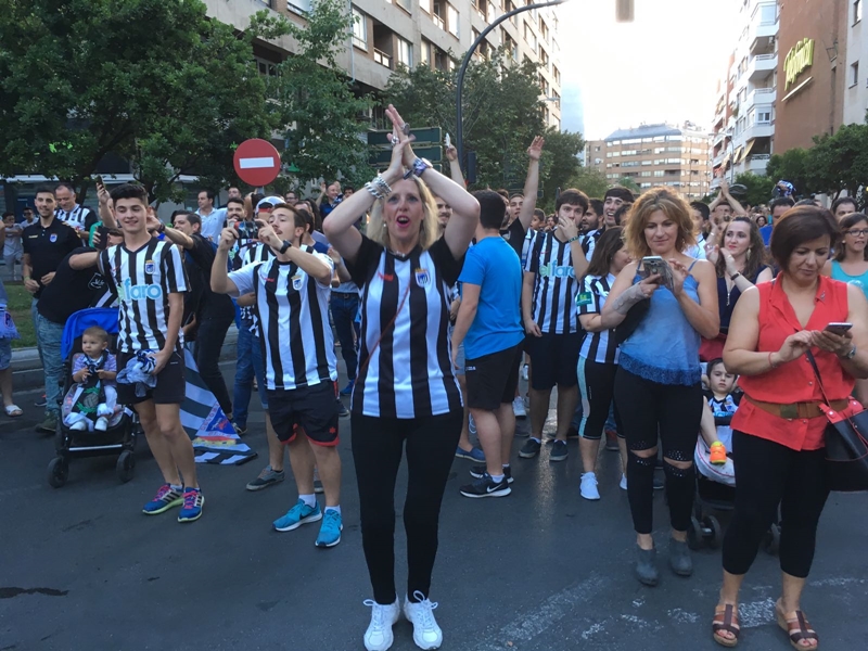 Los pacenses celebran el ascenso en la fuente