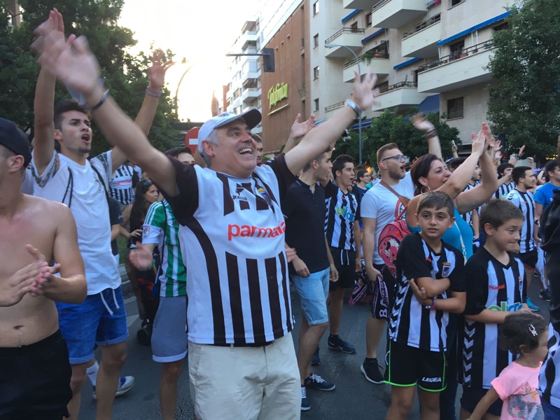 Los pacenses celebran el ascenso en la fuente