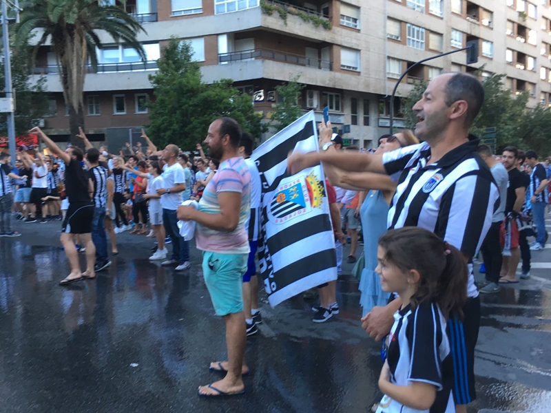 Los pacenses celebran el ascenso en la fuente