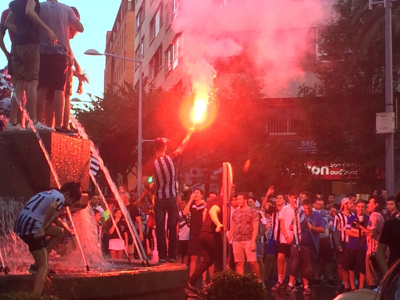 Los pacenses celebran el ascenso en la fuente