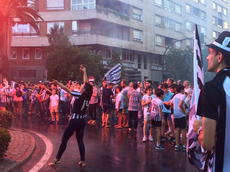 Los pacenses celebran el ascenso en la fuente