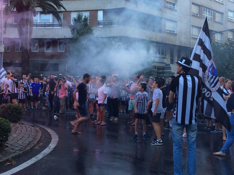 Los pacenses celebran el ascenso en la fuente