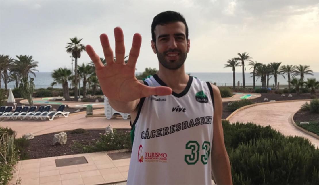 Los amantes del baloncesto cacereño seguirán disfrutando de Luis Parejo