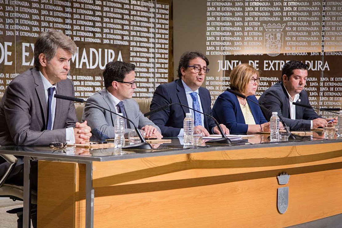 Junta y Diputaciones renovarán el parque de ambulancias de Cruz Roja