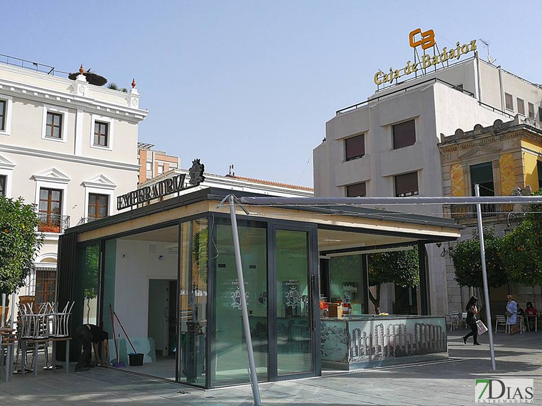 Los quioscos de la Plaza de España ultiman detalles para su apertura